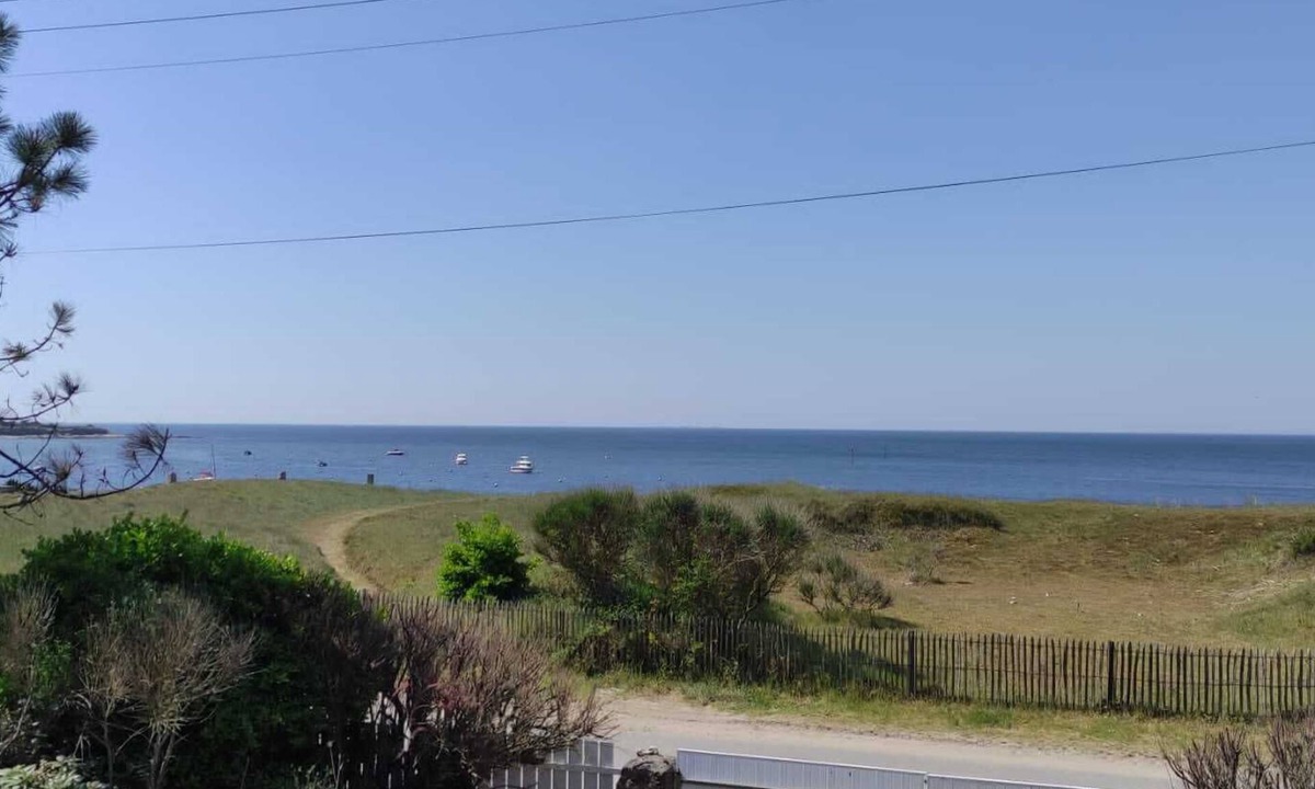 Quimiac House | Large house facing the sea.
