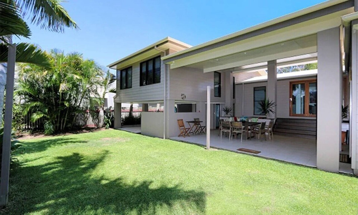 Bargara House | Large House only 50m from beach