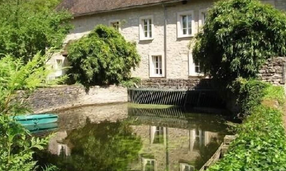Chateau-Landon Bed & Breakfast | Large house rental for up to 28 people