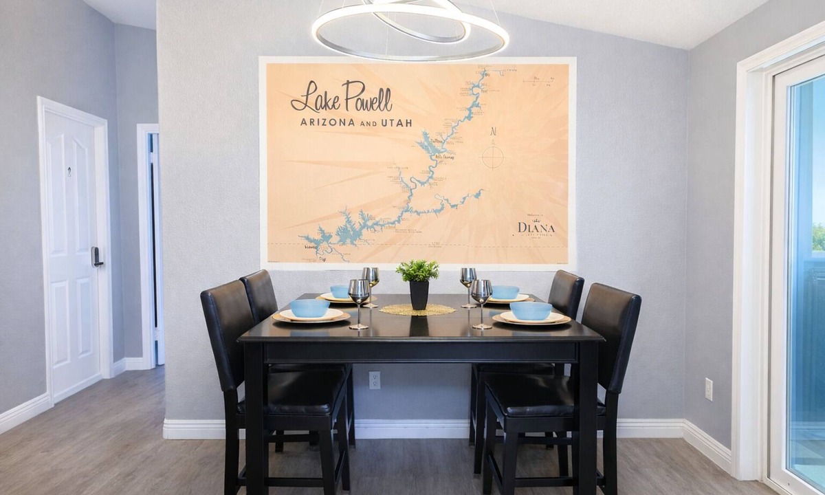 Page House | Large house w custom murals/2 Kings/Fun backyard/Games/Grill/Dogs OK/Boat parkin