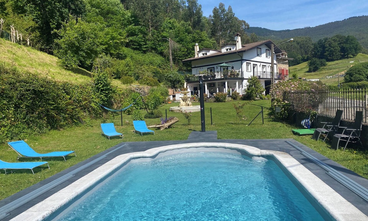 Castro Urdiales House | Large house with private pool in stunning rural location - 4km to the beaches