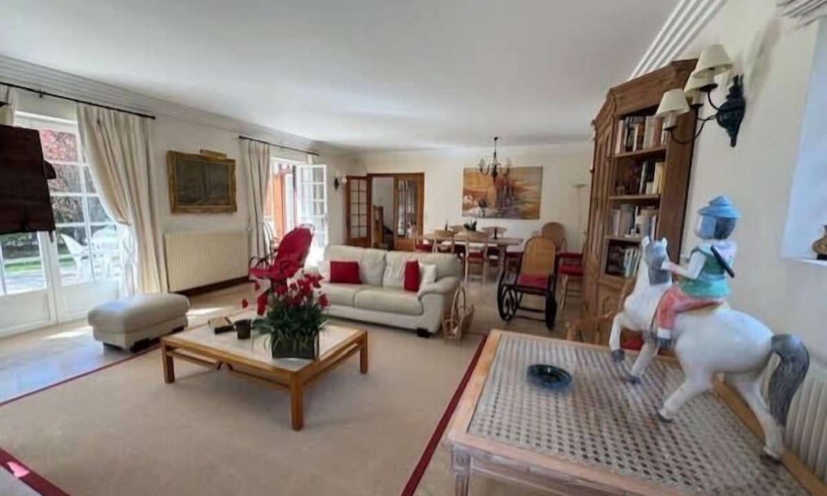 Tourgeville House | Large house with a green garden