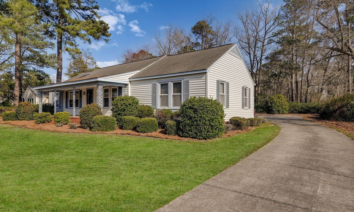 Winterville House | Large house with ample parking, game room, and 2 living rooms. Great for groups.