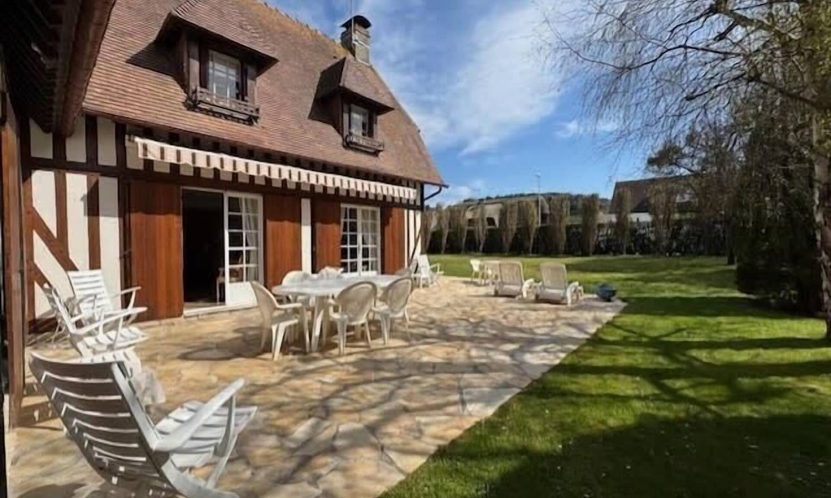 Tourgeville House | Large house with green garden