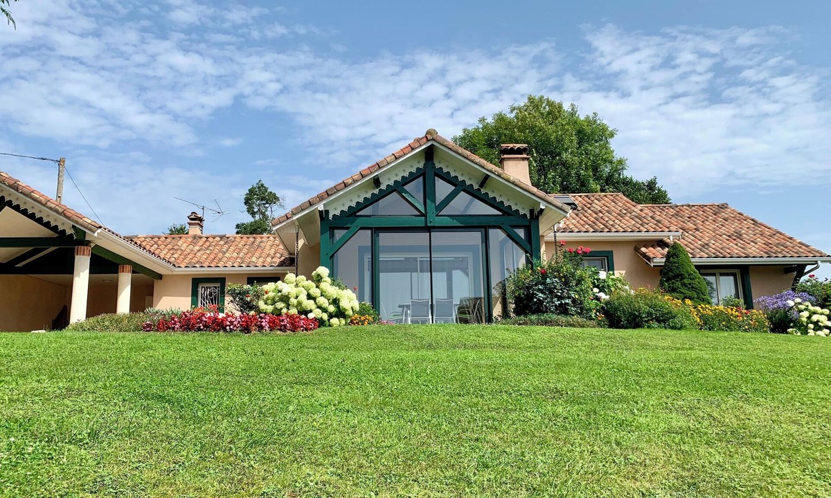 Begole House | Large House with pool veranda and views of the Pyrenees