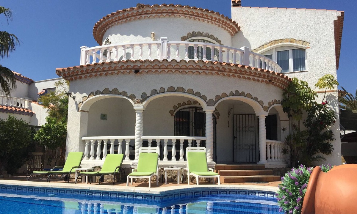 Costa del Zefir Villa | LARGE INDIVIDUAL VILLA WITH PRIVATE POOL, HOT TUB & HIGH SPEED INTERNET