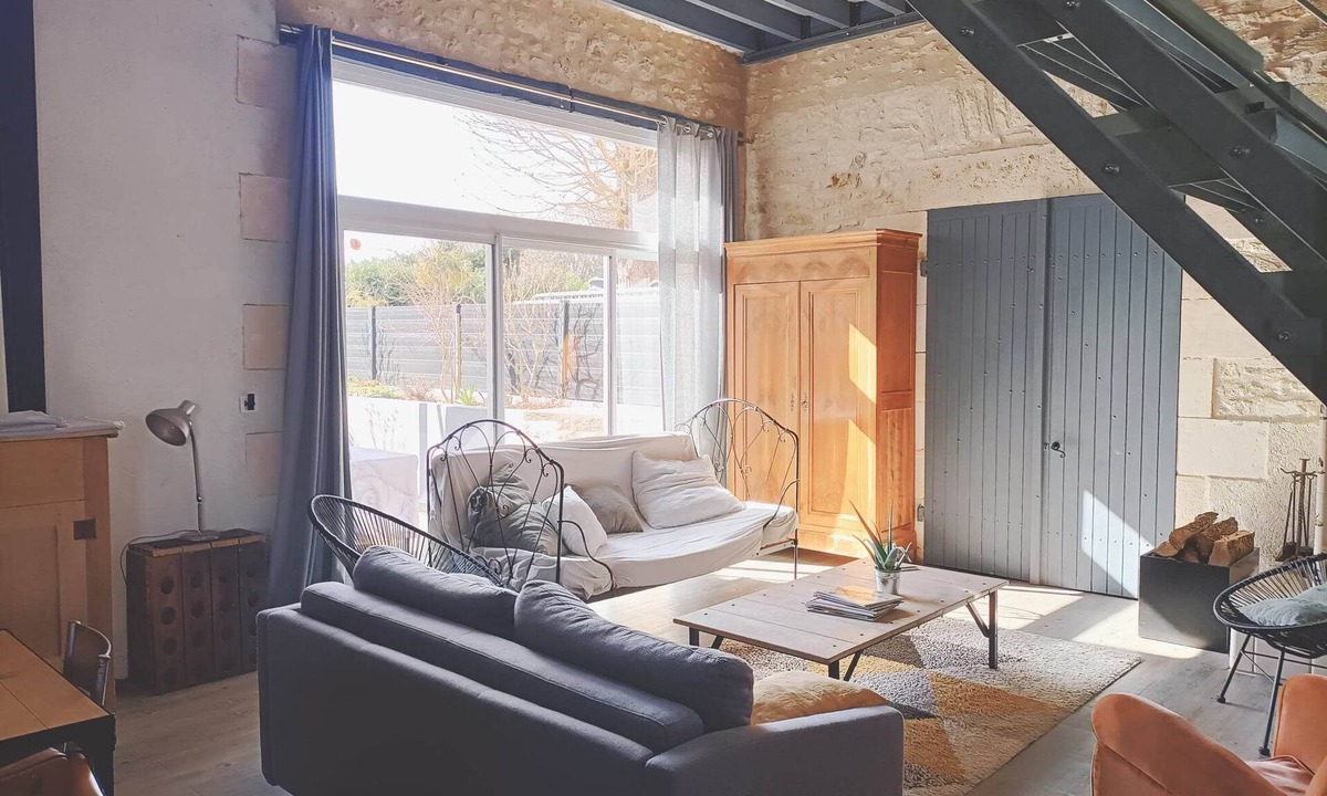 Cisse House | Large indus loft in old wine storehouse, 15 mn from Futuroscope, swimming pool