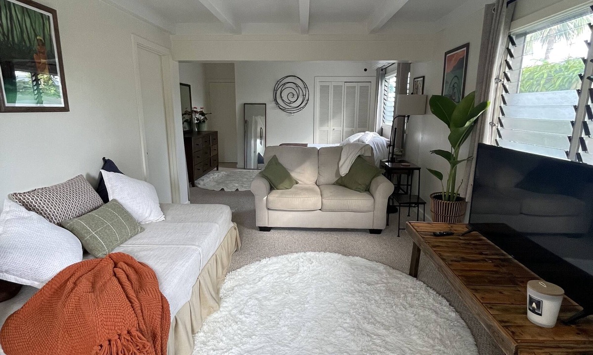 Enchanted Lake Apartment | LARGE KAILUA STUDIO