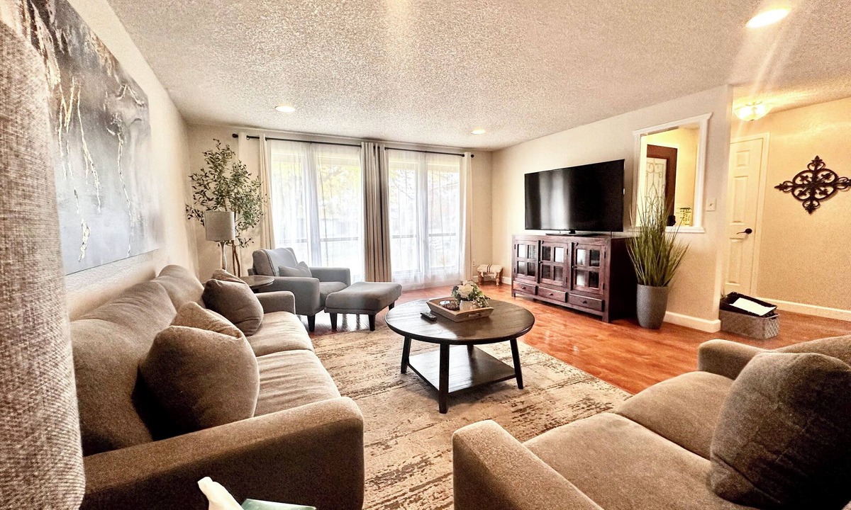 Medford House | Large kitchen! Quiet Cul-de-sac!