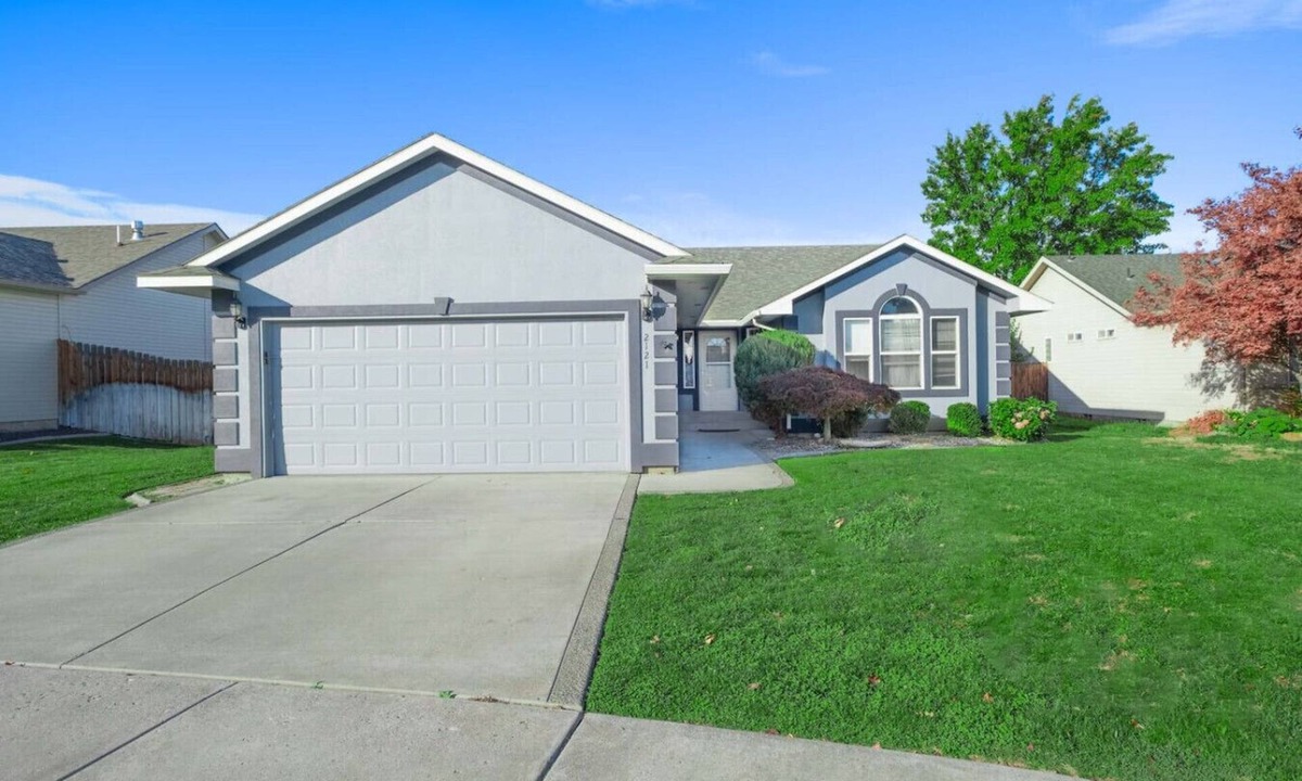 Tri-Cities House | Large Living Space, Private Garage & Yard #2121