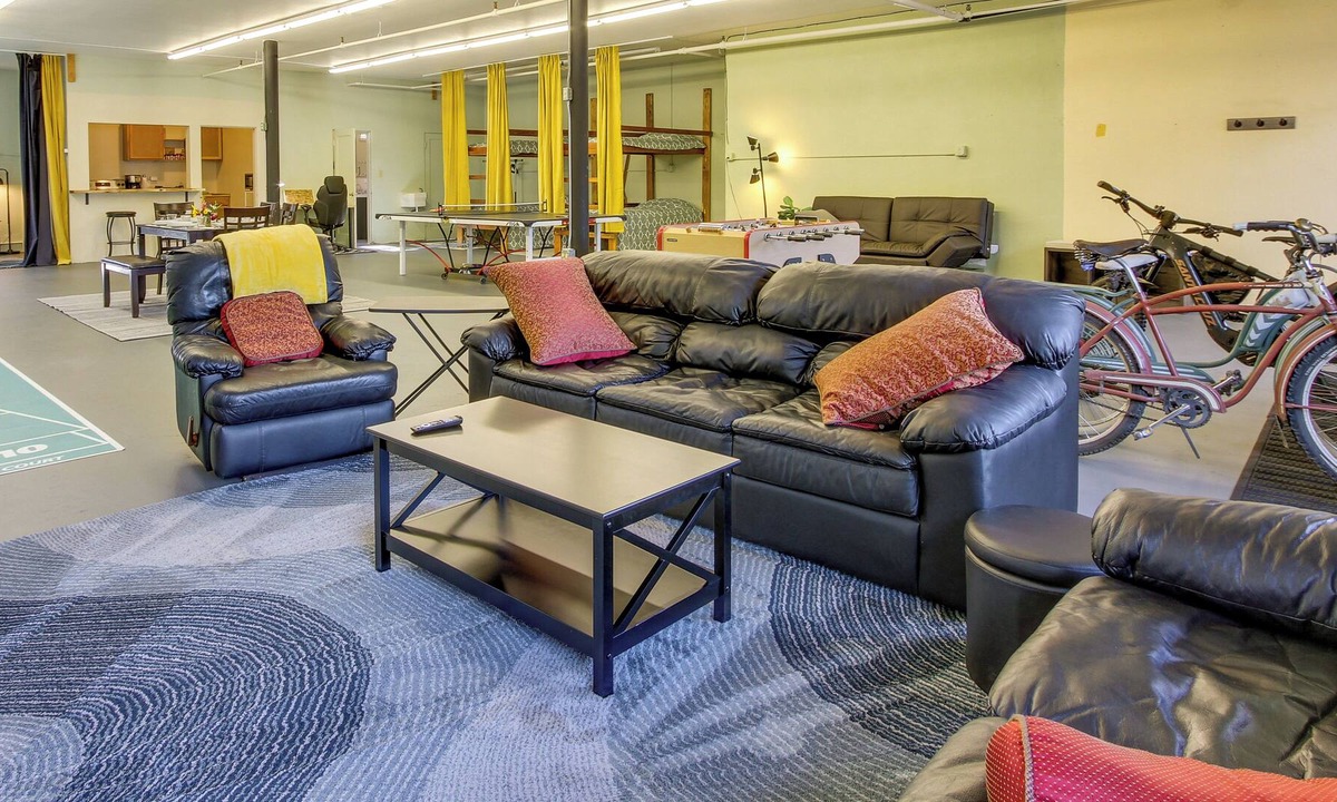 Oakridge Apartment | Large Loft-Style Studio in Uptown Oakridge