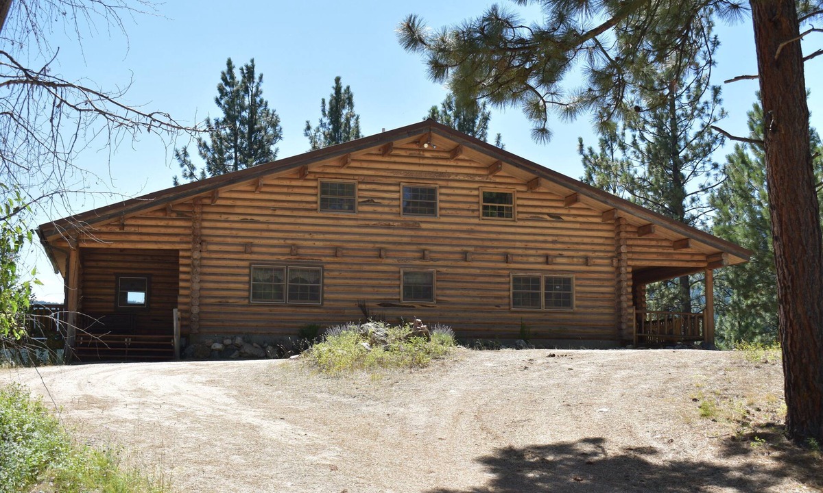 Darby House | Large log house - private, comfortable and relaxing