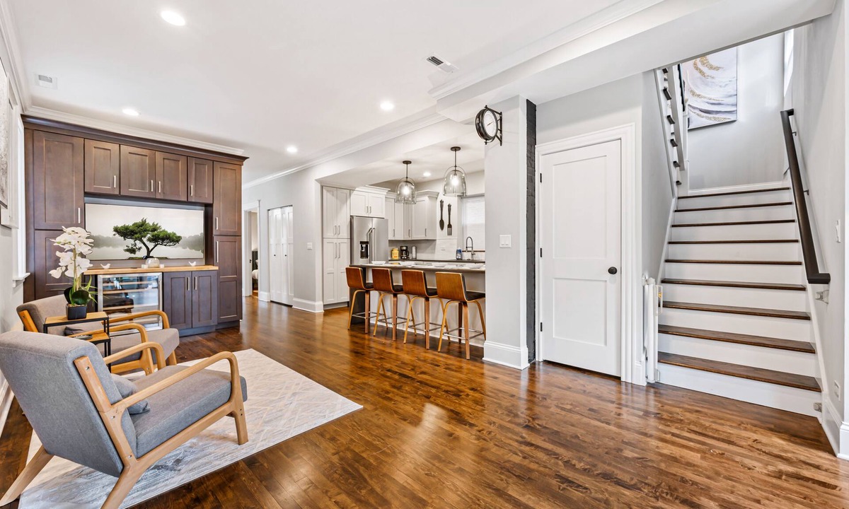 Wrigleyville House | LARGE LUX 6BD, 4BA HOME +garage & patio