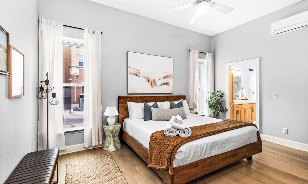 Downtown - Waterfront Condo | Large Lux Condo, Lakeview, Canal Park, Game Tables, Sleeps 8