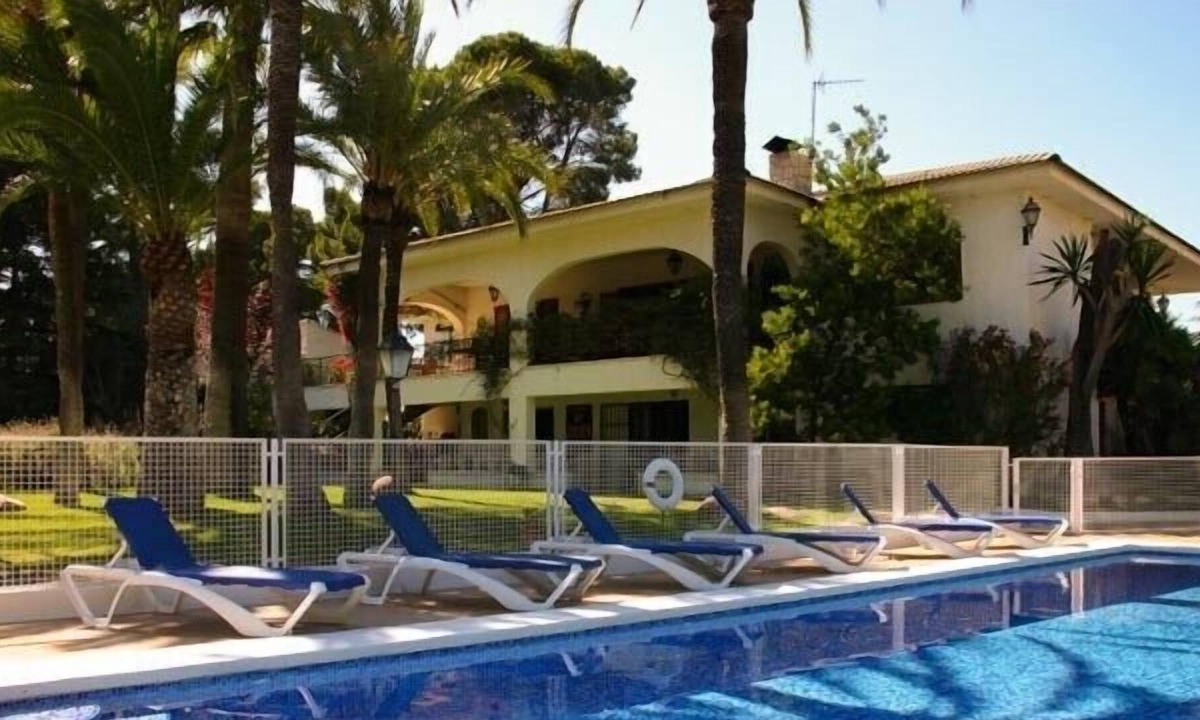 Paterna Villa | Large Luxury Family Home With Private Tennis Court And Swimming Pool