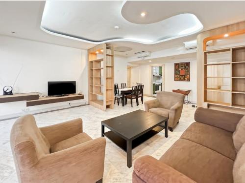 Menteng Apartment | Large & Luxury Menteng Apt 3BR Pool, Gym Wi-Fi