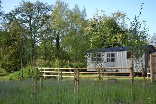 Belluton Ski Chalet | Large Luxury Shepherds Hut with Hot Tub nr Bath