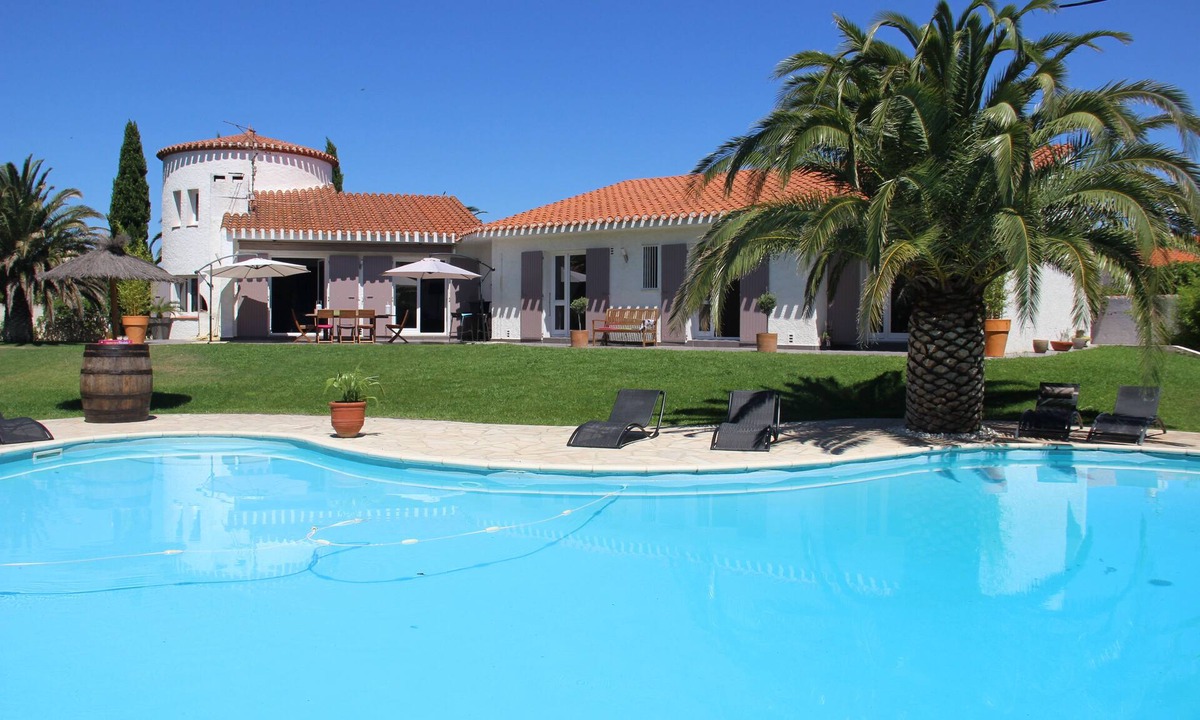 Pollestres Villa | Large Mediterranean Villa swimming pool Air-conditioned rooms for 10 people 4*.