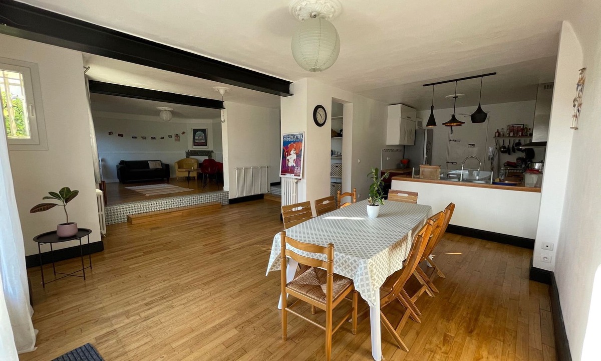 Cote Pavee Villa | Large middle-class villa near town center