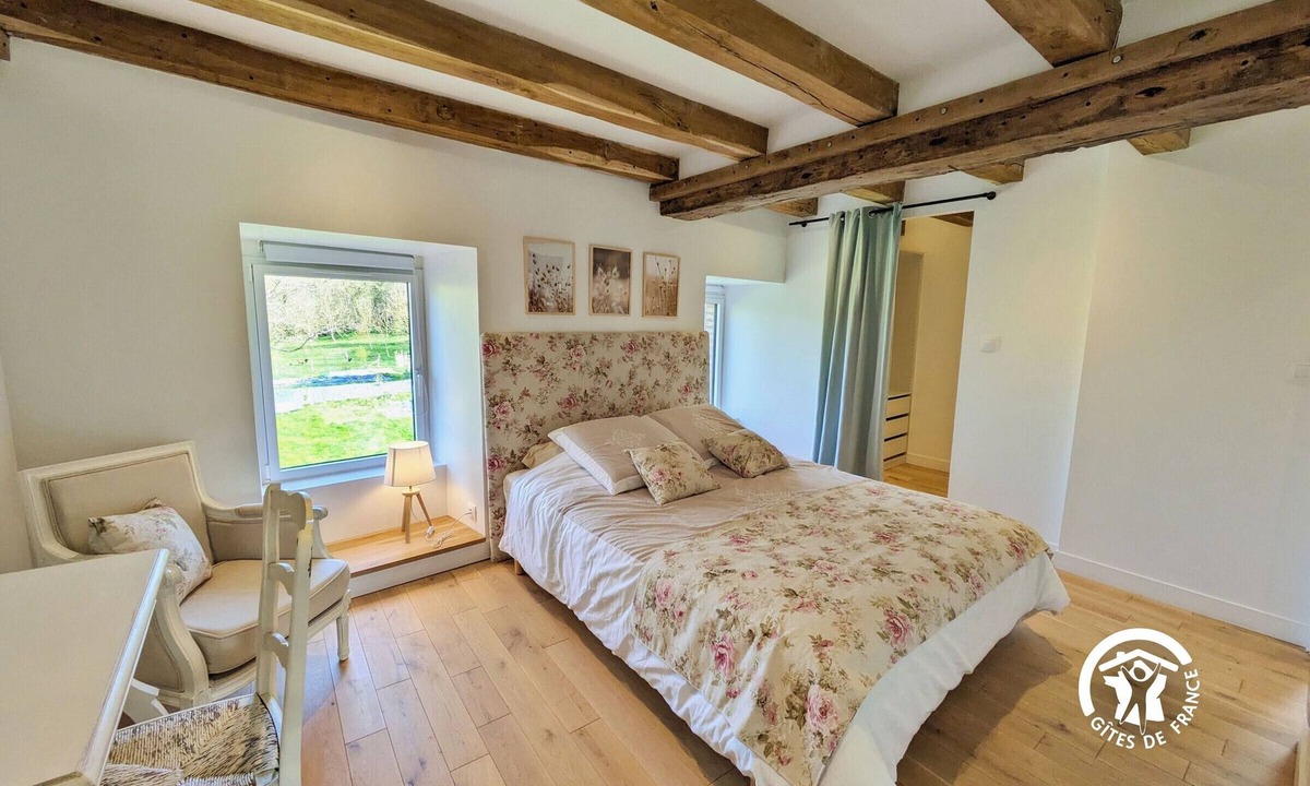 Entrammes Cottage | Large Mill for up to 12 with games, paddle and boat