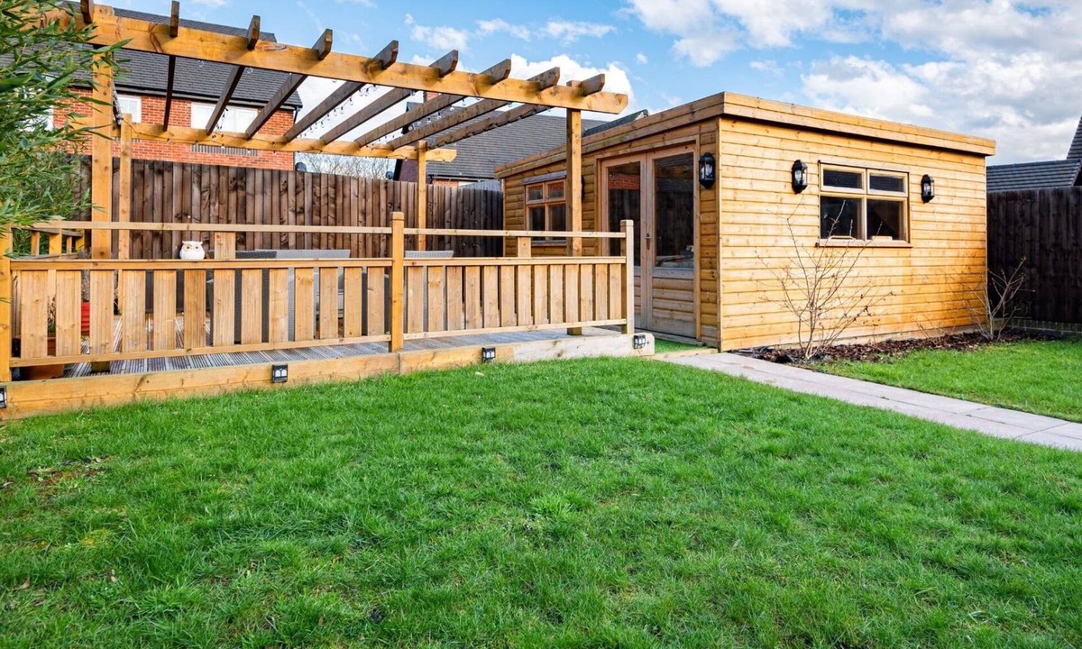 Uttoxeter House | Large Modern 4 Bedroom House, Sleeps 8, Parking