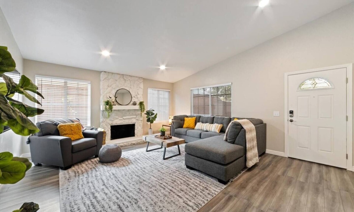 Citrus Heights House | Large Modern 4B2B * King bed *Pool * 70"TV