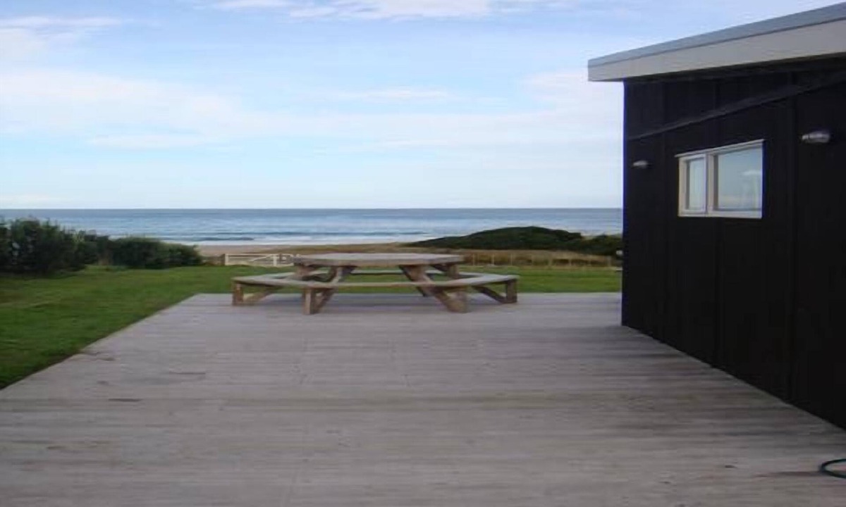 Porangahau House | Large Modern Beach Front House