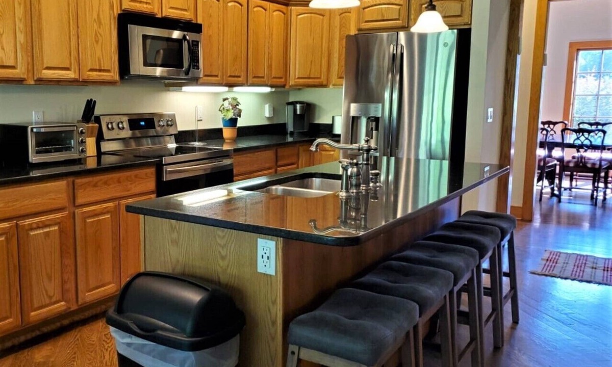 Liberty House | Large Modern Country Home with Pond and Hot tub