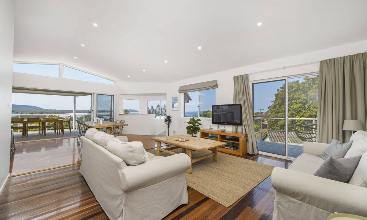 Crescent Head House | LARGE MODERN HOME, WATER VIEWS & CENTRAL LOCATION