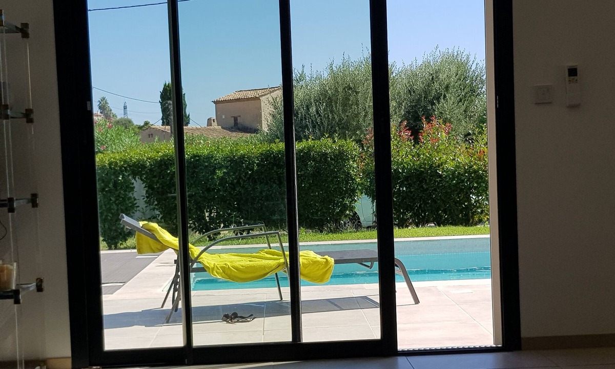 Cagnes-sur-Mer Villa | Large modern villa with swimming pool.