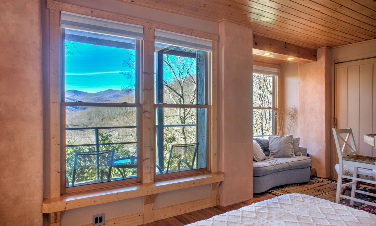 Swannanoa Apartment | Large Mountain Views Hiking 25Mins to DT A-Ville Nature Emersion Deck