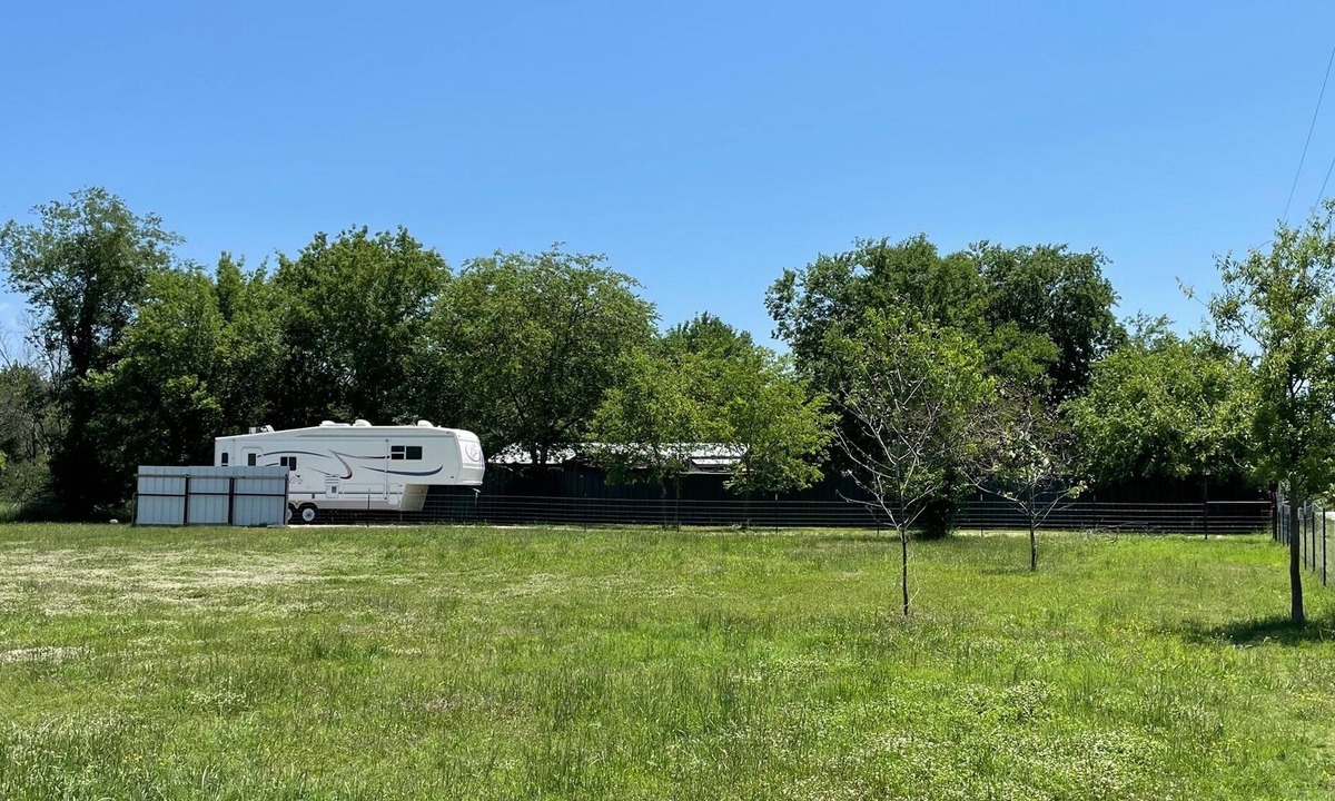 Quinlan House | Large newly renovated camper on a quite farm