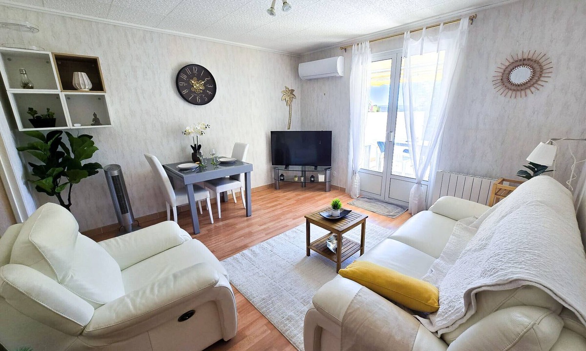 Greoux-les-Bains Apartment | Large one-bedroom apartment - 2 people - elevator - terrace - parking