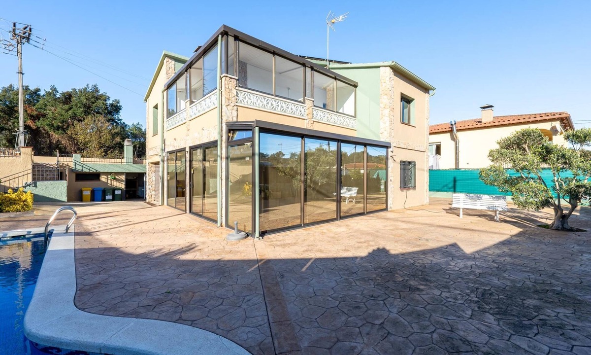 Llagostera Villa | Large outdoor area with private pool and barbecue