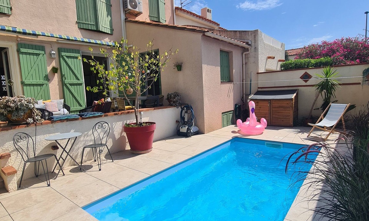 Le Port House | Large pleasant house with a flowery garden and a swimmingpool