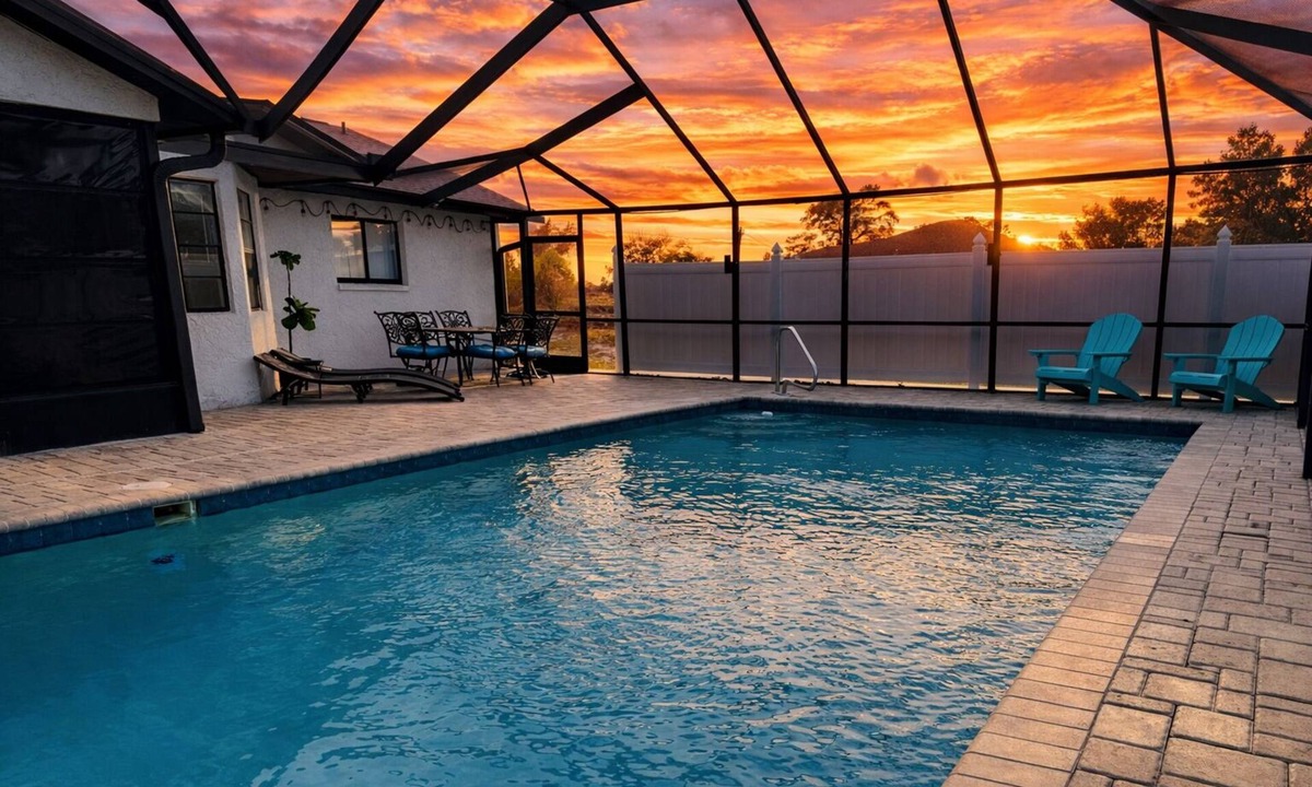 Spring Hill House | Large Pool Clean & Comfortable Fast WIFI KING Beds!