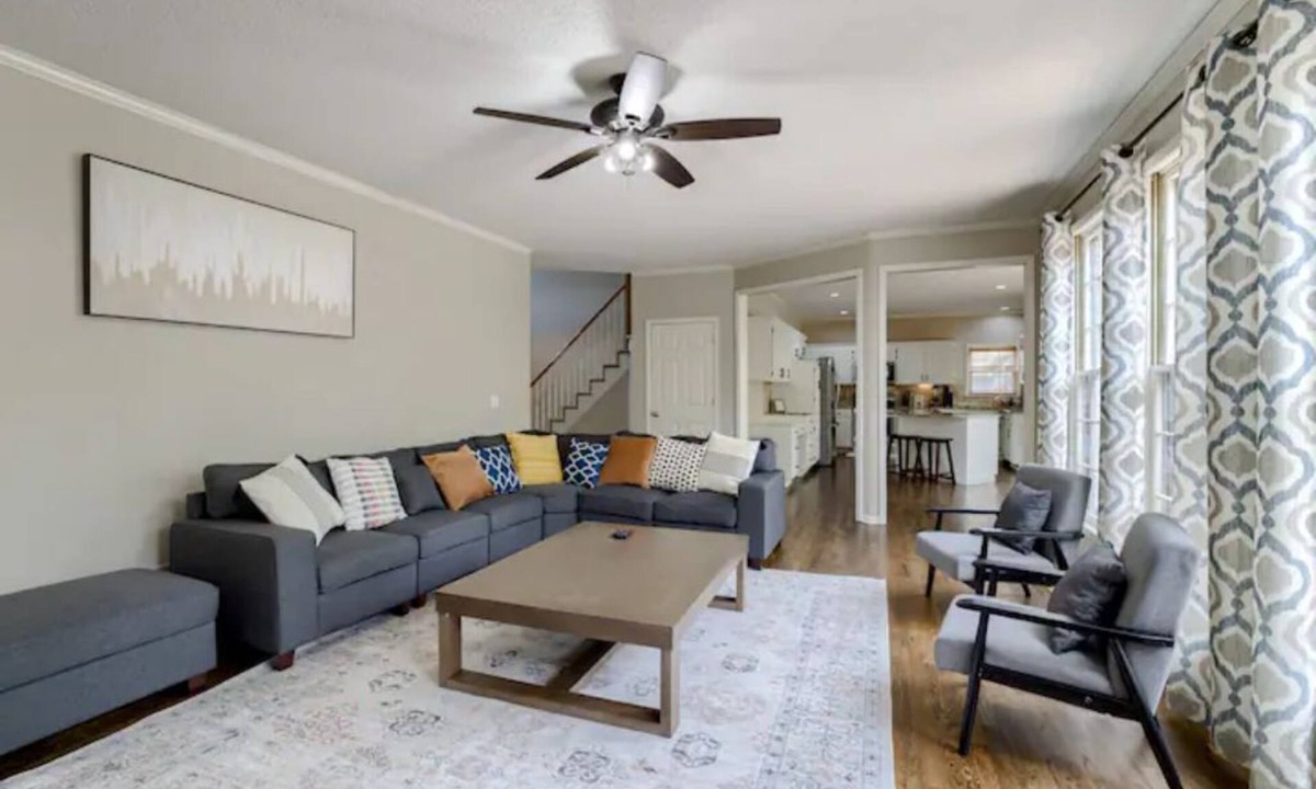 Olathe House | Large pool house perfect for large family gathering