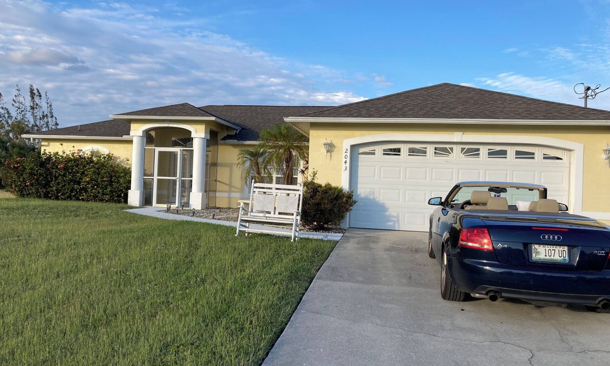 Diplomat House | Large, Private Home on Fresh Water Canal with Heated Pool