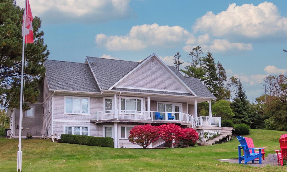 Stanley Bridge House | Large Private Riverfront in Stanley Bridge, centrally located 4 bdrm, 3.5 ba