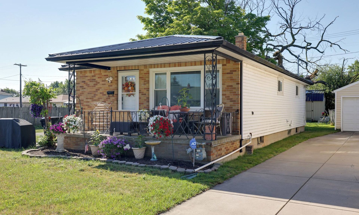 Tonawanda House | Large Private Yard: Home 14 Mi to Niagara Falls!