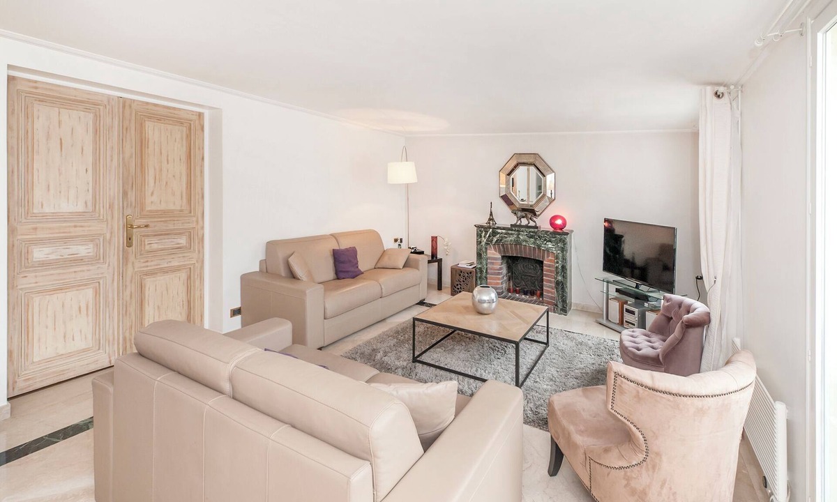 8th Arrondissement Apartment | Large & quiet 2 BD 2 BTH, elevator, in Madeleine near the Opera, insurance incl.
