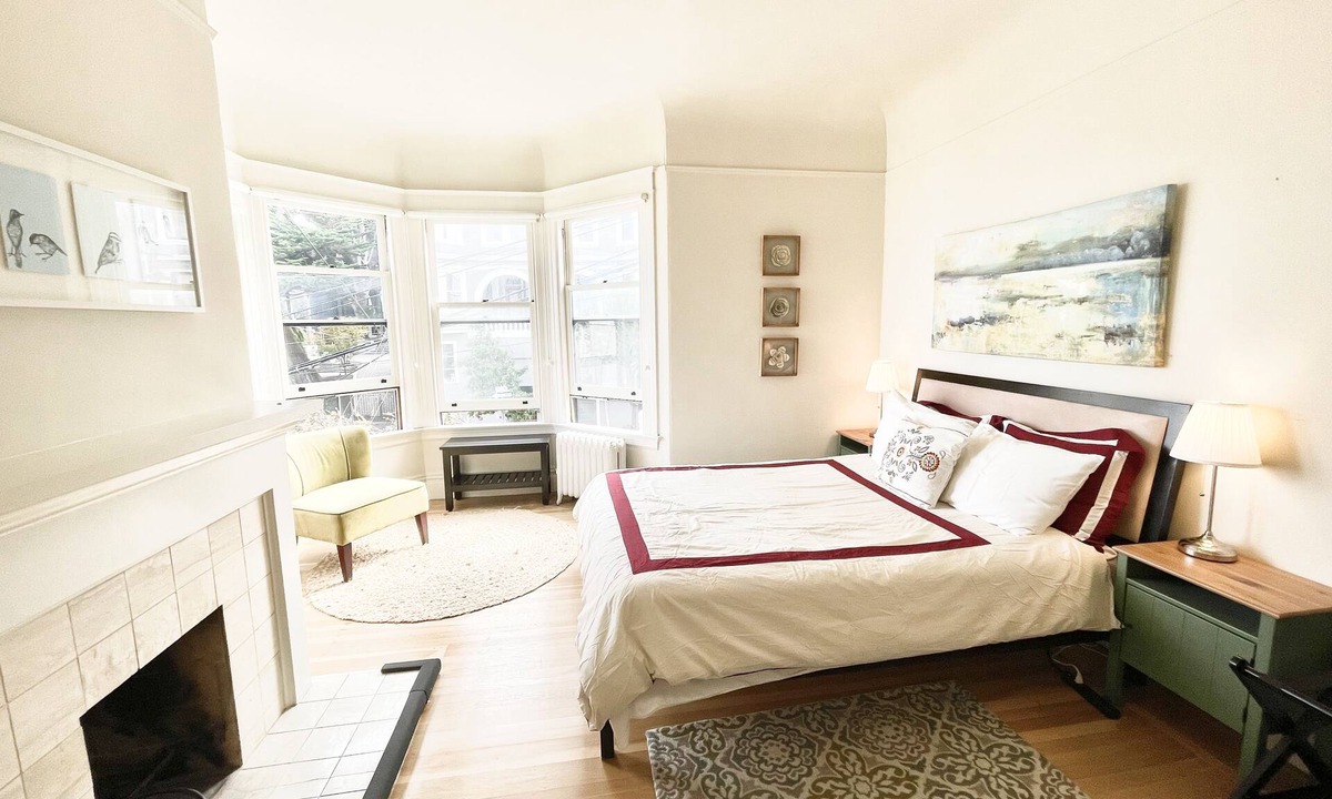 Russian Hill Apartment | LARGE Quintessential SF Russian Hill 2BR Apt