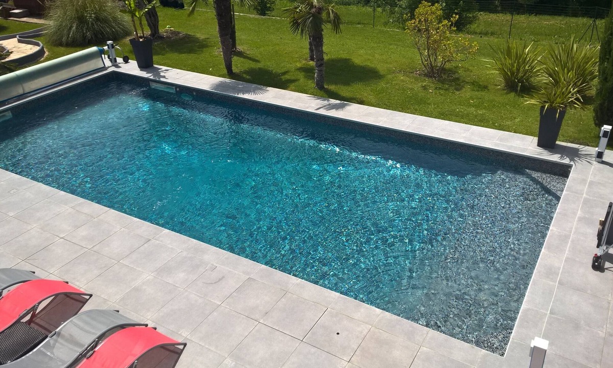Saint-Clement-de-Riviere Villa | Large, renovated architect-designed property, 6 bdr, 6 bathrooms,heated pool,spa