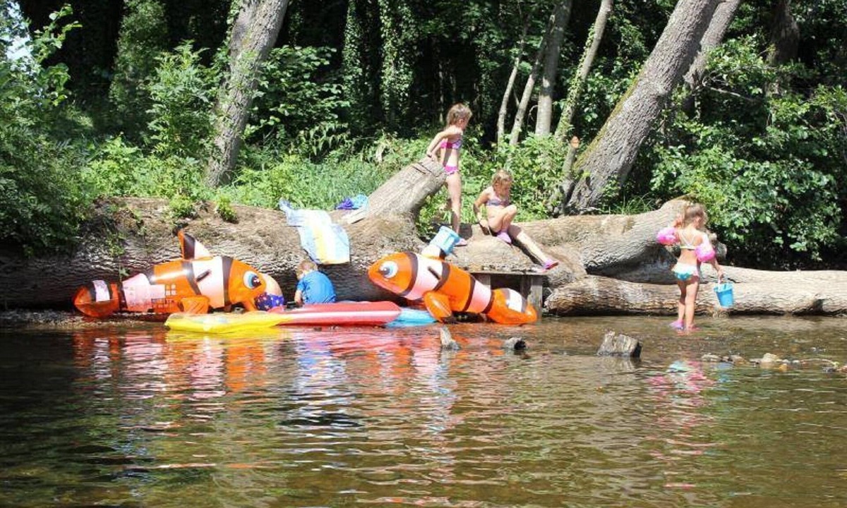 Saint-Germain-de-Salles Cottage | Large rustic gîte Bois le Duc