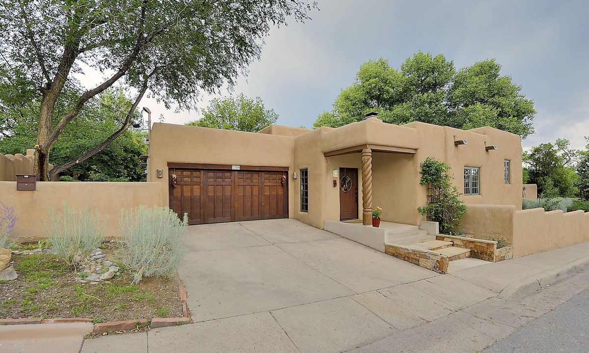 Historic Eastside House | Large Remodeled Home in Historic District, HOT TUB, 10 minute walk to Plaza!