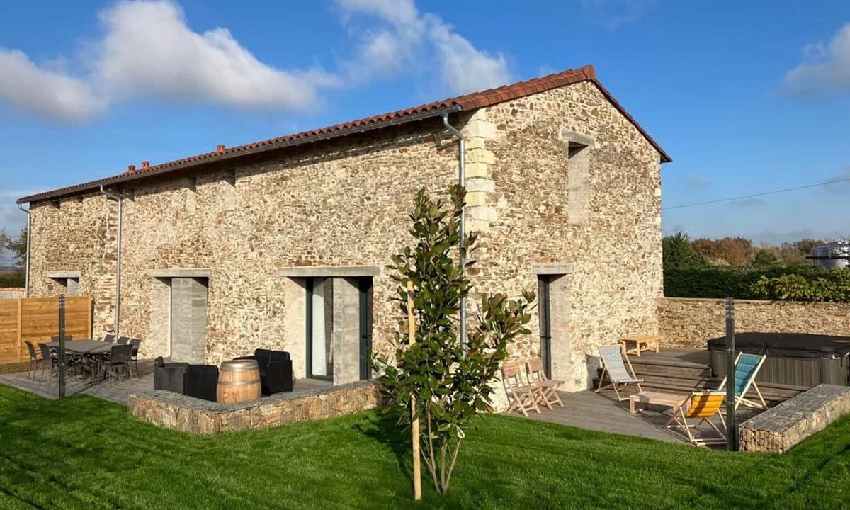 La Haie-Fouassiere Cottage | Large renovated barn with garden and spa near Nantes