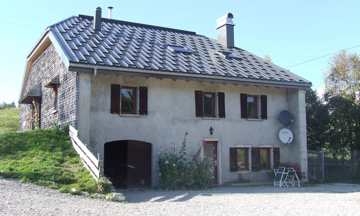 Septmoncel les Molunes House | Large renovated family gite, at the foot of the hiking trails and trails, land
