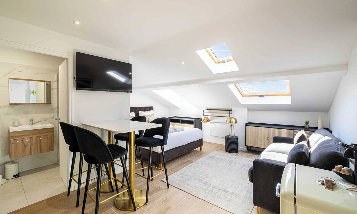 Prado - Republique Apartment | Large renovated studio - Bright - 1BR/4p