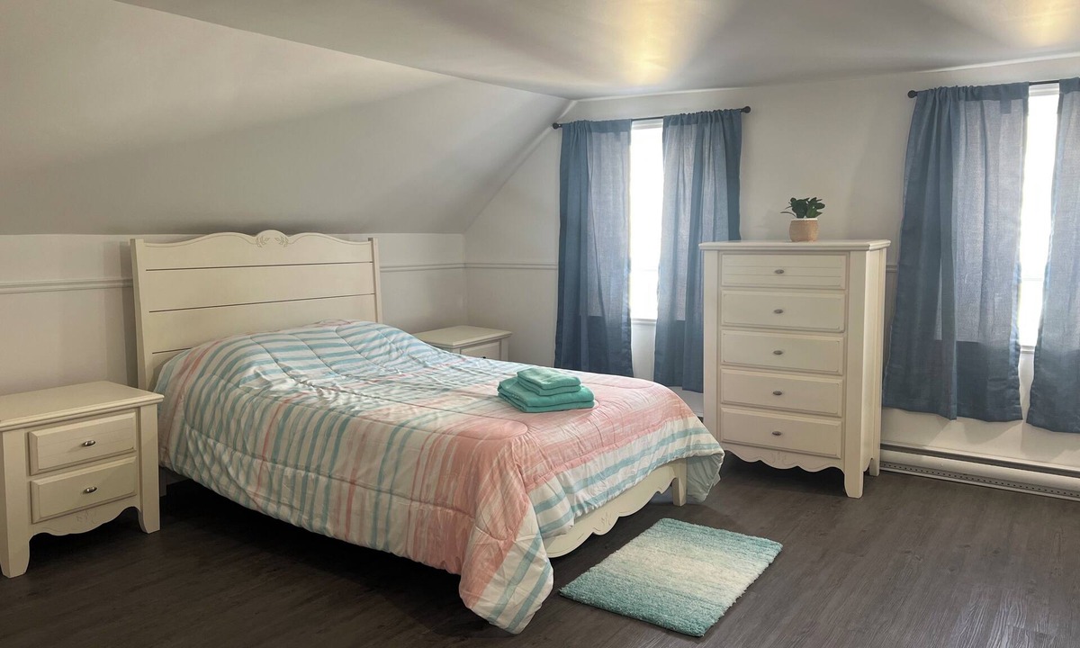 Rimouski-Neigette House | Large room in the city center