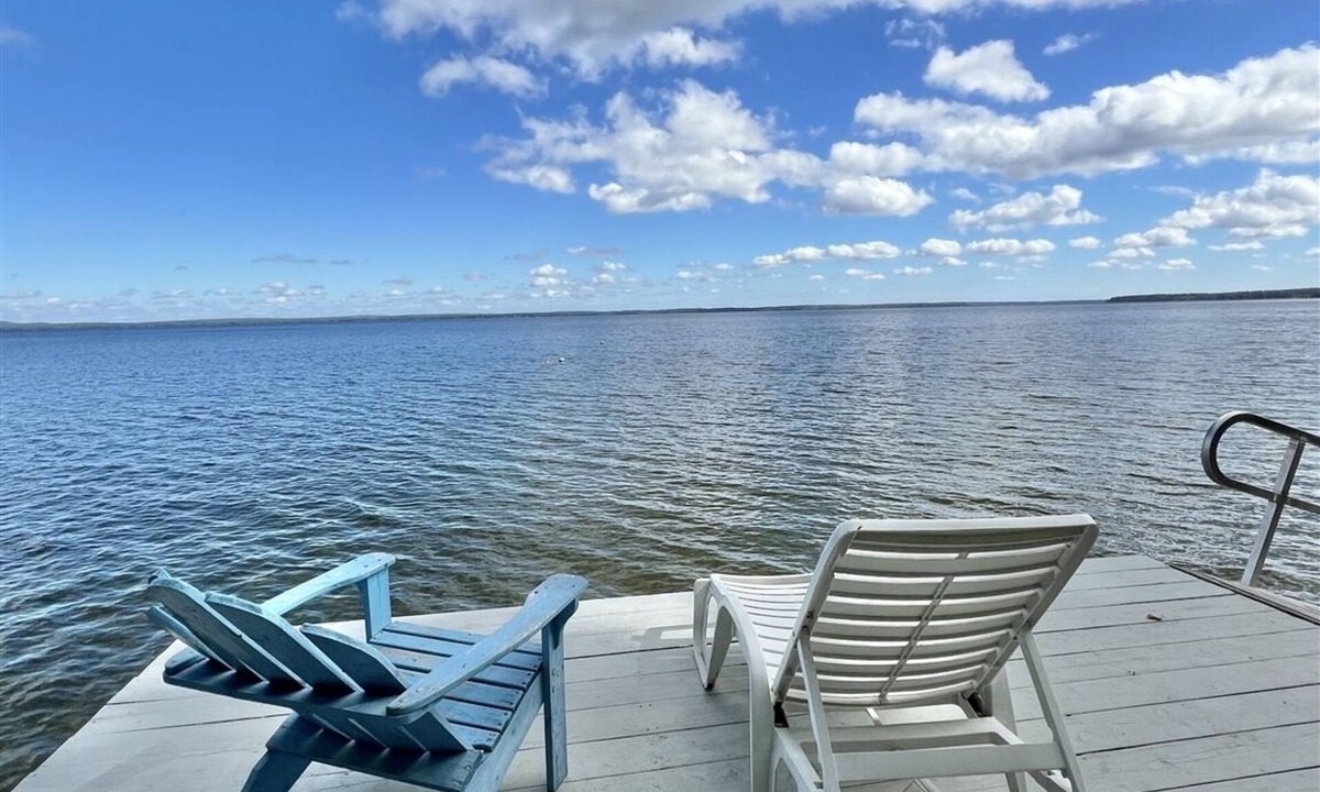 Sebago Cottage | LARGE RUSTIC COTTAGE WITH BUNK HOUSE. SLEEPS 17.